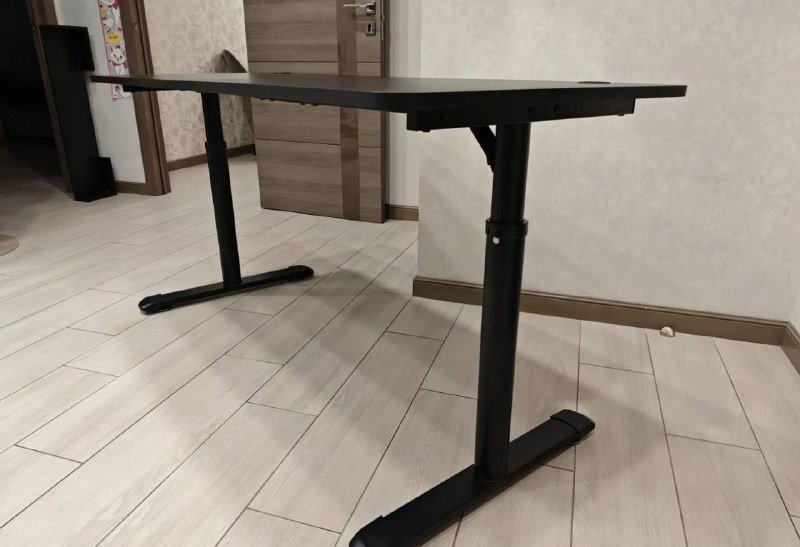 Чёрный компьютерный стол с регулируемой высотой 2