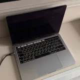 MacBook Pro с проводом HDMI и переходником 3