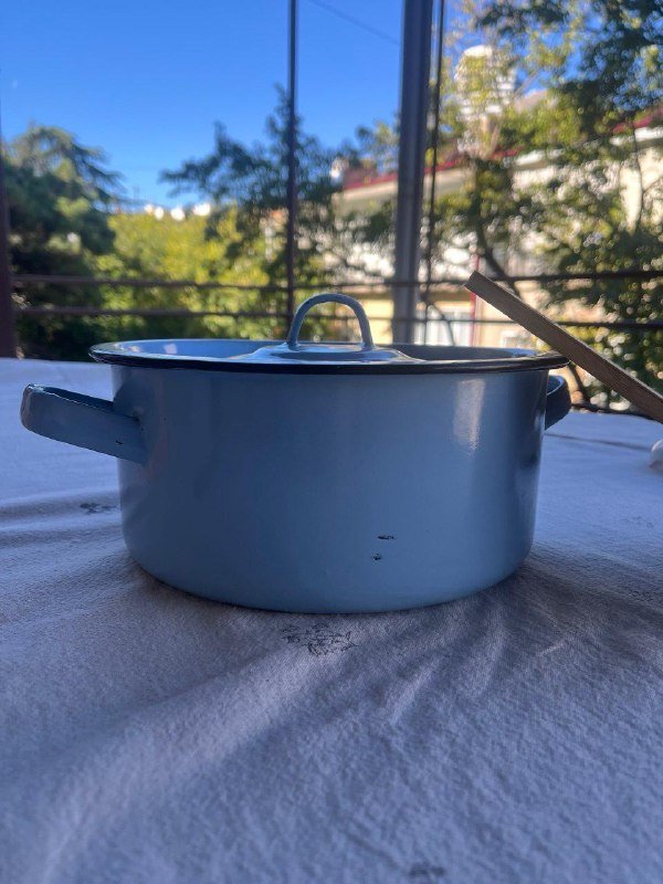 Эмалированная кастрюля, керамическая ваза, тёрка, овощечистка, швабра, разделочная доска