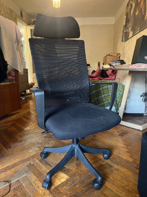 Матрас, постельное белье, одеяло, обогреватель, стол, кресло 8