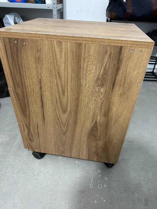 Тумбочка на колесах с тремя выдвижными ящиками