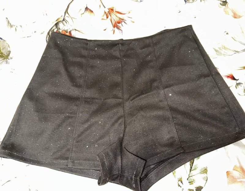 Черное платье, кожаная куртка, плюшевая куртка, черный жилет, рубашка, серые шорты 6