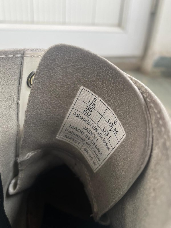 Белые женские кожаные ботинки Dr. Martens 8