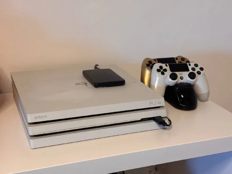 PS4 Pro, 2 джойстика, док-станция, внешний HDD 1