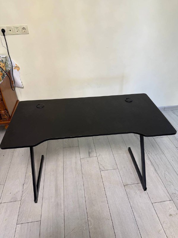 Стол, офисный стул, робот пылесос, подставка для ноутбука 2