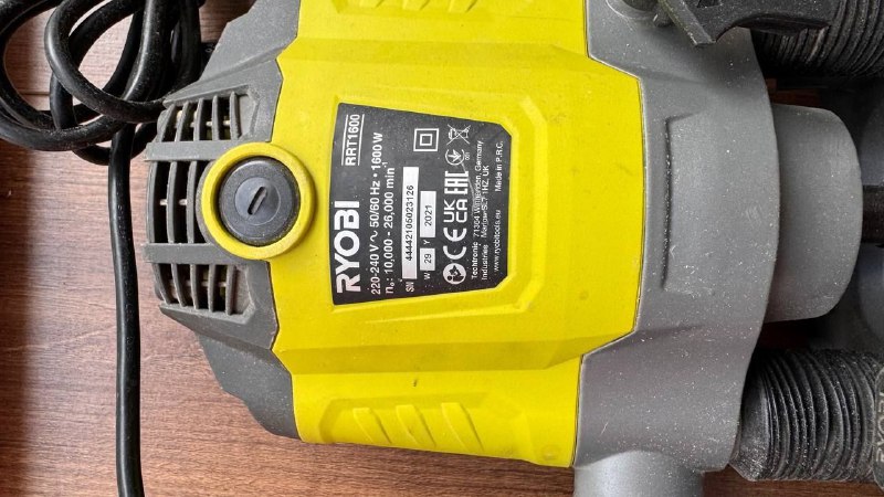 фрезер ryobi rrt1600 с цангами и упором 2