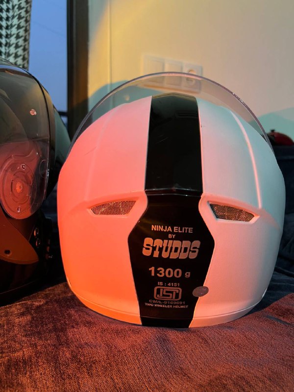 Два мотоциклетных шлема IXS 300 и STUDDS Ninja Elite 3