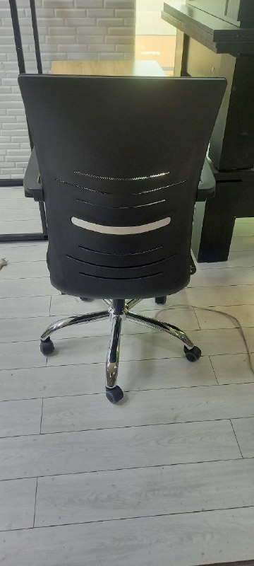 Офисное кресло с регулировкой высоты и механизмом качания 4