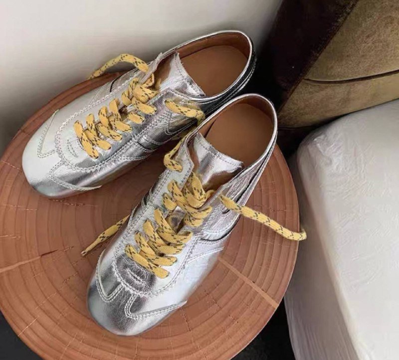 Новые кроссовки серебристые с желтыми шнурками 42-43