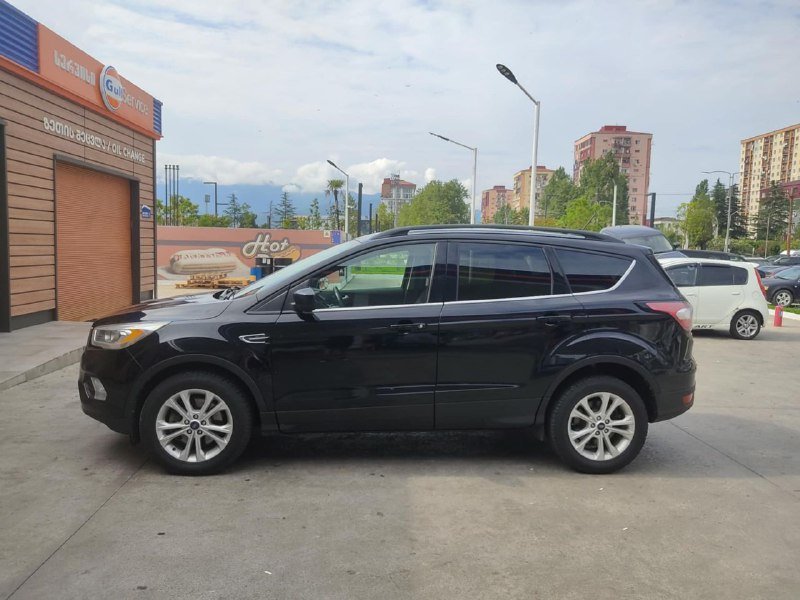 Ford SUV черный