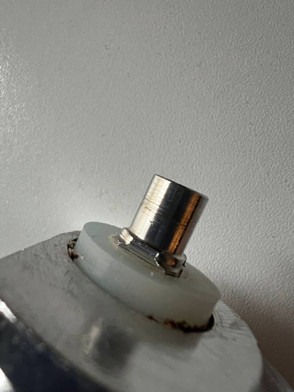 Мясорубки электрические черная, белая 4