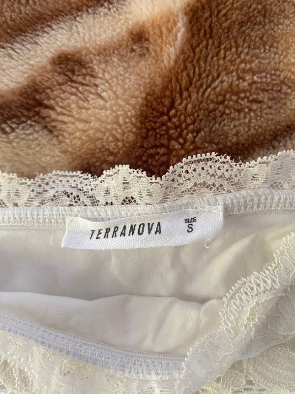 Пальто, белые джинсы Mango, белая кофта 5