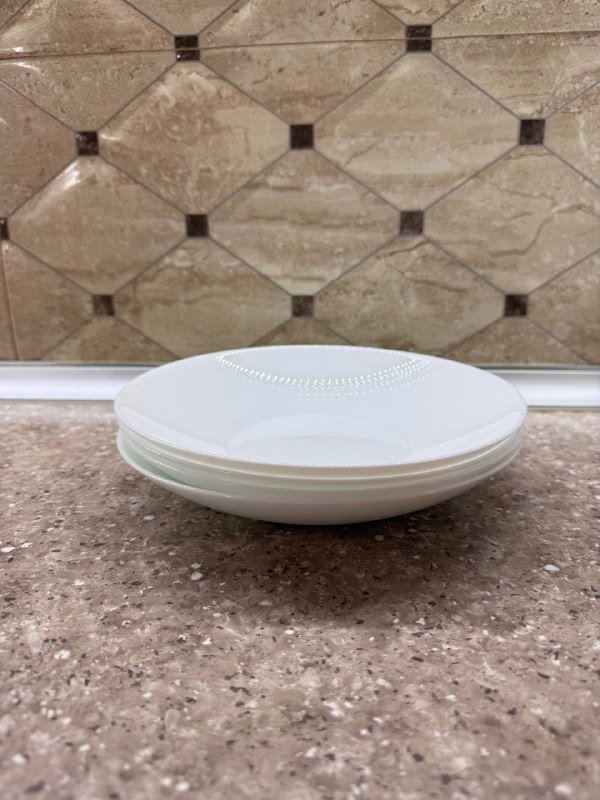 Белые тарелки, чёрные миски, синие тарелки, тарелка с узором, прозрачные и янтарные стаканы