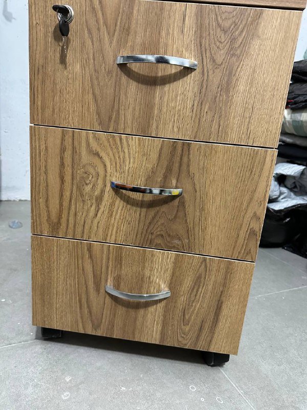 Тумбочка на колесах с тремя выдвижными ящиками 2