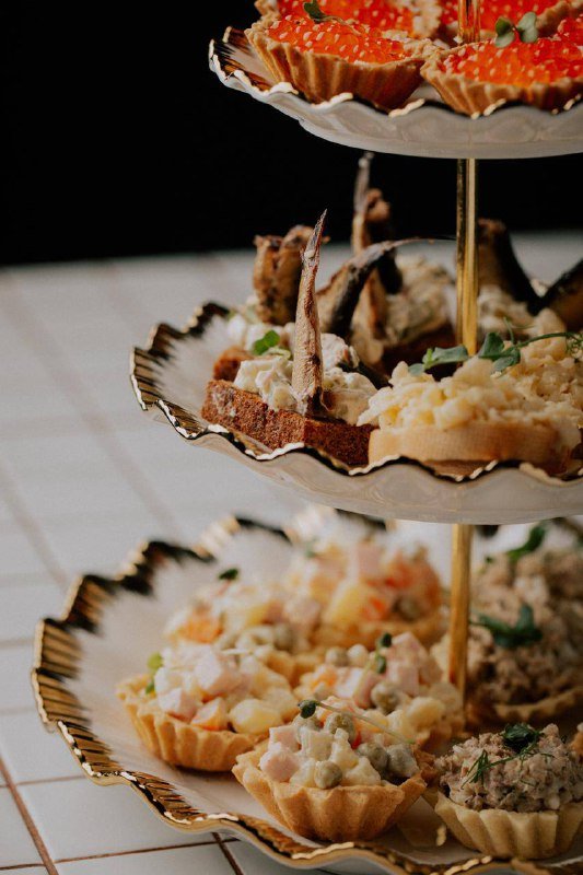 Русская кухня в Welcome Drink: оливье, крабовый салат, сайра