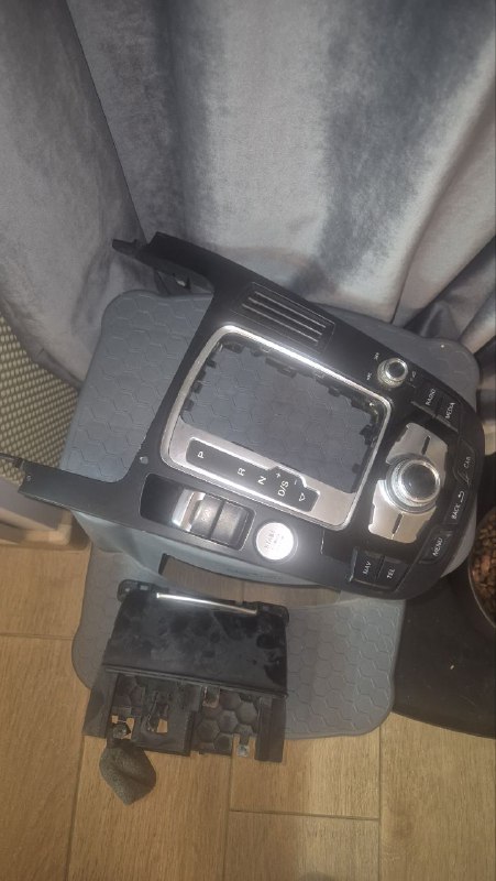 Консоль от Ауди Q5 8R