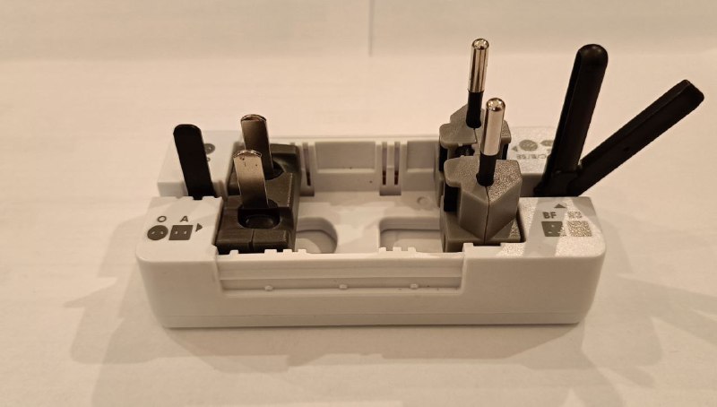 Копилка, переходник с Apple Lightning, блок питания, кардридер, переходник Omni-plug, кофе, гель для бритья, маска для лица, обувь для хайкинга, зонт, ведро для мусора 2
