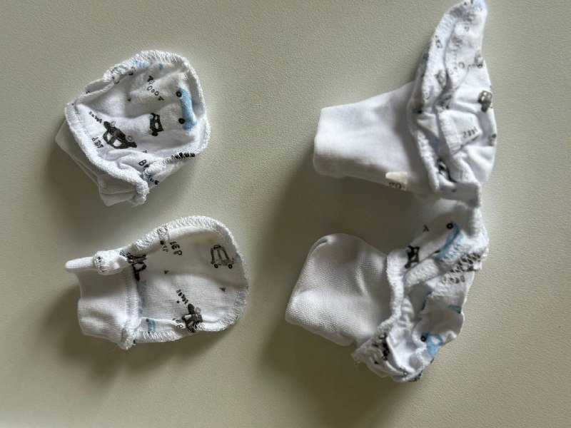 Чепчики, носочки, шапочки, антицаарки на новорожденного 2