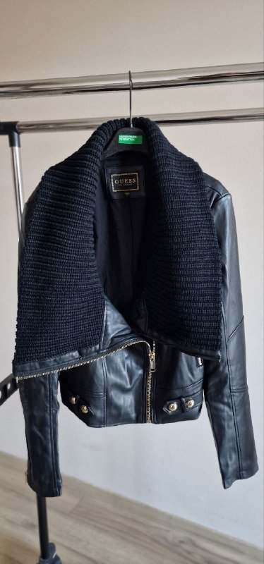 Женская куртка Guess кожзам с вязаным воротником 2