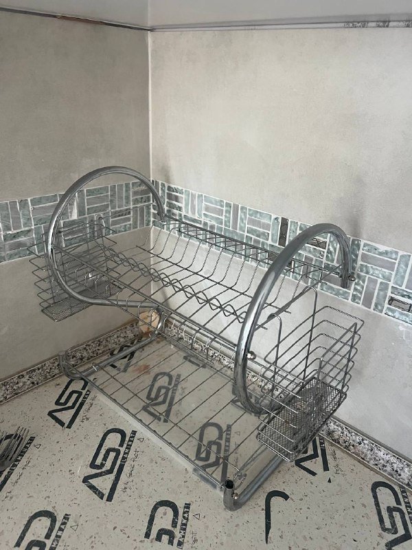 Чайник, раковина с краном, сушка для посуды, посуда, телевизор, диван, стол, стул, столик, кровать, шкаф, раковина и зеркало 3