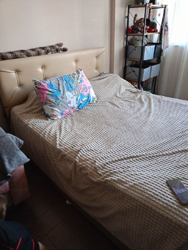 Кровать без матраса требующая ремонта