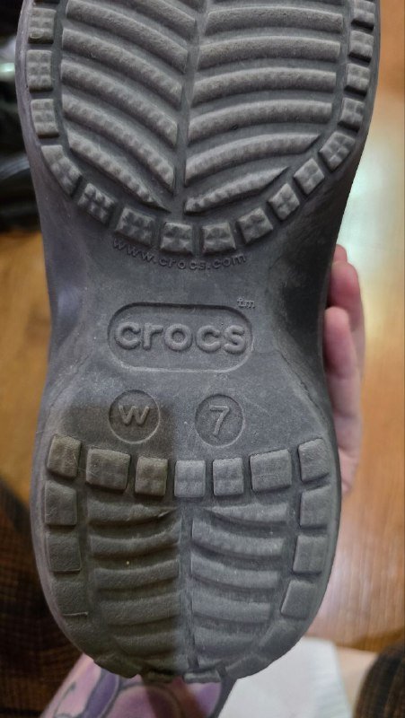 Разные женские ботинки и кроксы