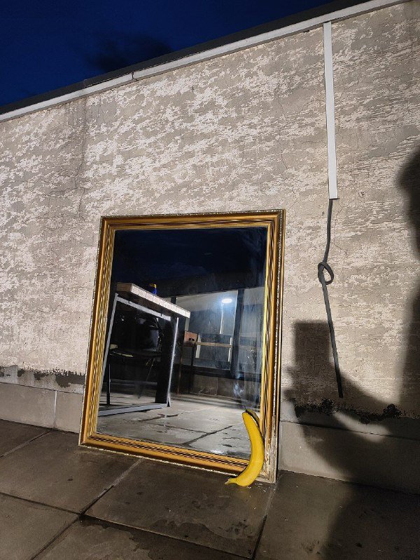 зеркало в золочёной раме 80х70 см