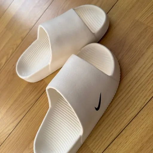 Белые шлепанцы Nike