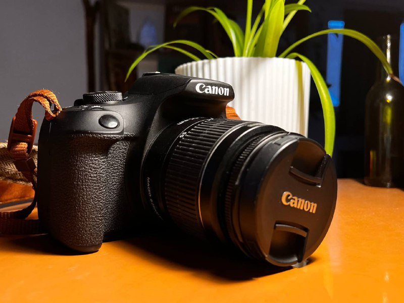 Canon EOS 2000D, объектив, зарядное, кейс, SD-карта 32 ГБ