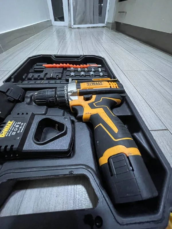 Шуруповерт DeWalt с комплектом 1