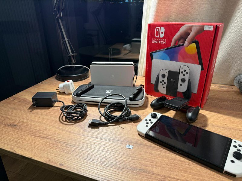 Nintendo Switch OLED с аксессуарами и чехлом