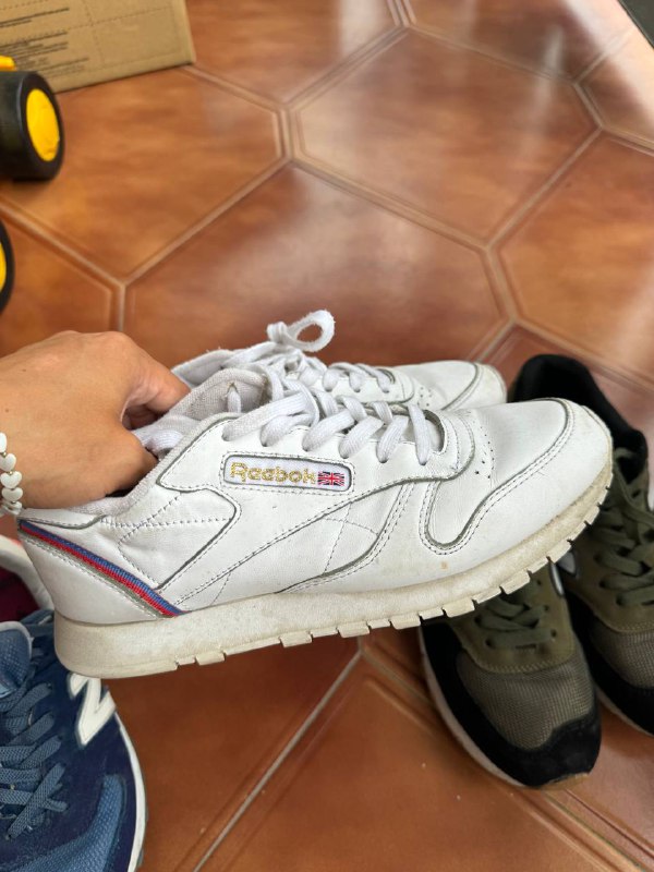 Кроссовки New Balance темные, синие и белые Reebok, ведро и горшок 5
