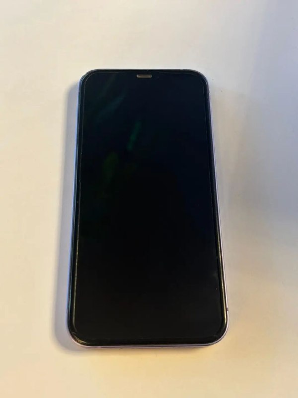 iPhone 12, 64GB с треснутой задней крышкой 3
