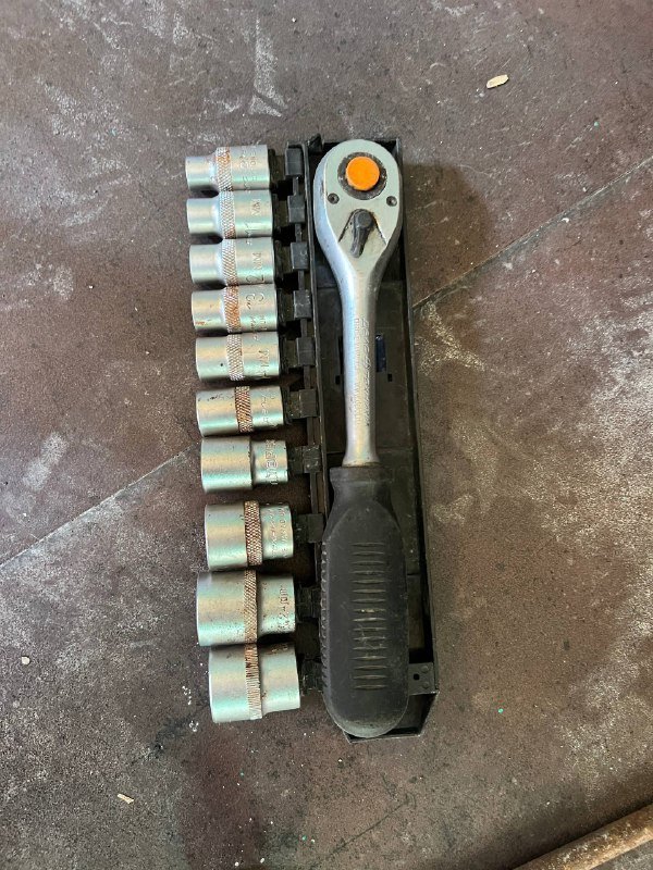 Станок, углекислородный баллон, зарядка, динамометрический ключ, набор головок с трещеткой, набор головок, вороток, набор инструментов, набор ударных головок, мультиметр клещи 5