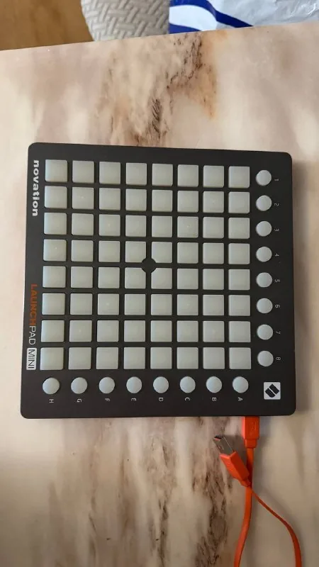 Novation Launchpad Mini MIDI-контроллер 1