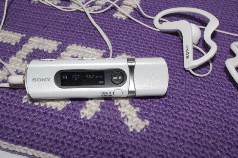 mp3 плеер Sony nwd b103f, наушники Sony mdr-as200 5