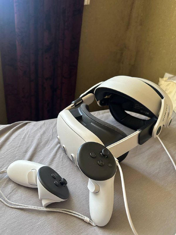 Meta Quest 3 с кейсом и шлемом
