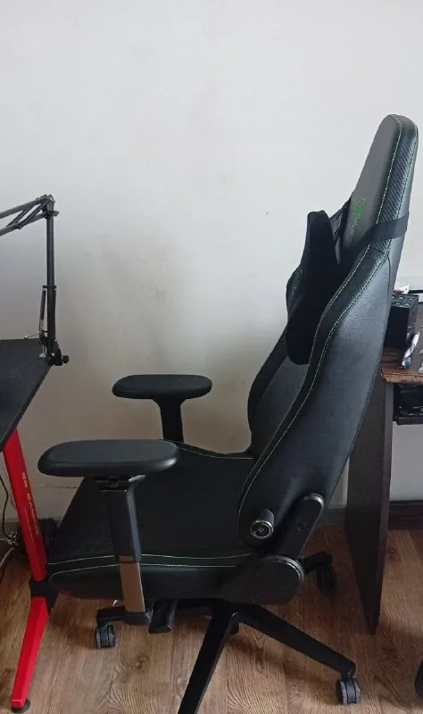 Игровое кресло, игровой монитор, игровой стол 1
