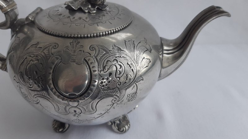 Старинный серебристый чайник с узорами 7