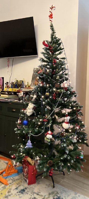 Елка искусственная с украшениями