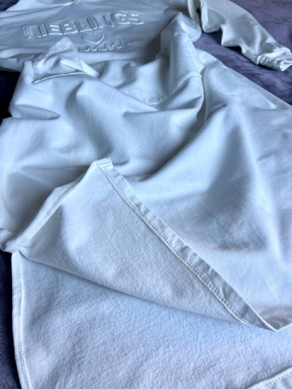 Белоснежная тонкая байка с капюшоном