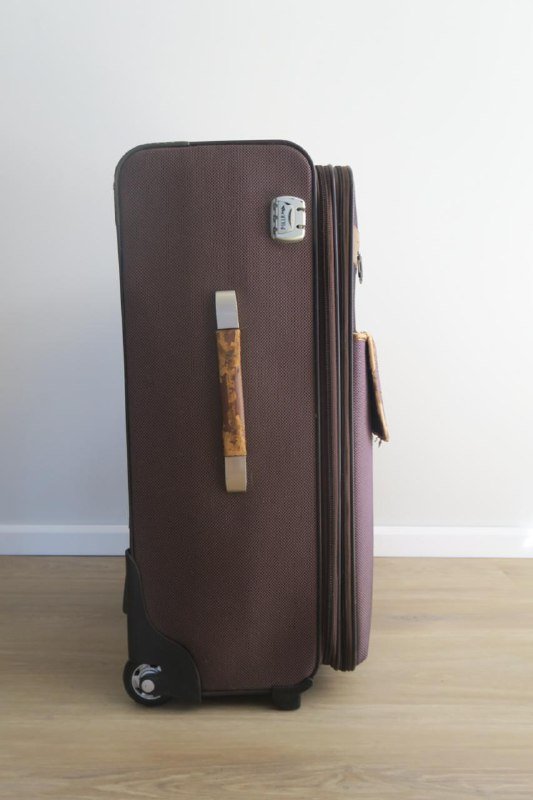 Коричневый чемодан на колесиках 4