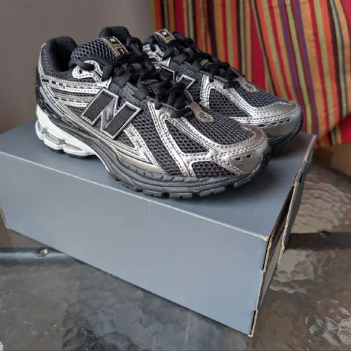 Женские кроссовки New Balance 1906
