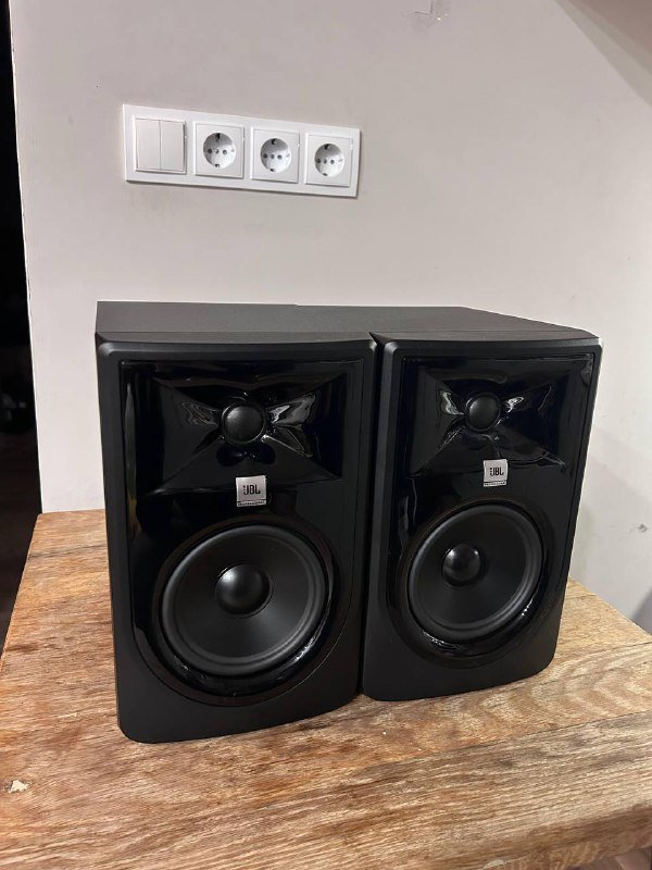 Пара мониторных колонок JBL 305P MkII