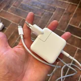 Стол Jysk Vedde, монитор Dell P2422H, мышки Apple Magic Mouse, адаптеры Apple 8