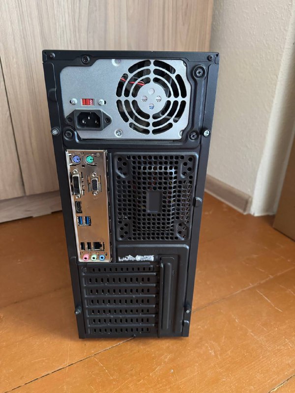 Персональный компьютер с монитором, клавиатурой и мышью 3