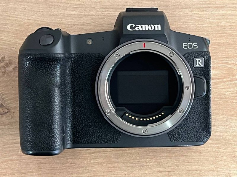 Беззеркальная фотокамера Canon EOS R, 2 аккумулятора, карта памяти 2