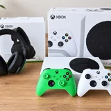 Xbox Series S 512 GB с двумя джойстиками и гарнитурой 1