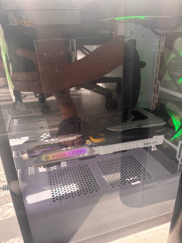 ПК с монитором, клавиатурой, мышью и наушниками 2