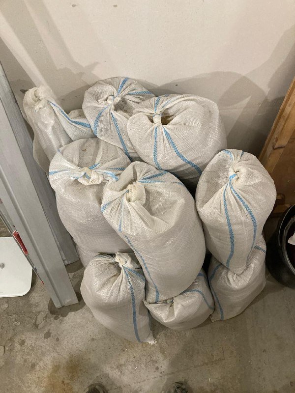 Цемент, песок, фибра после заливки стяжки 2